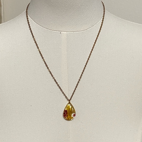 Vintage Press Flower Necklace - Picture 2 of 12